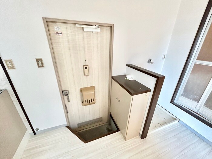 物件内観写真10　(玄関)