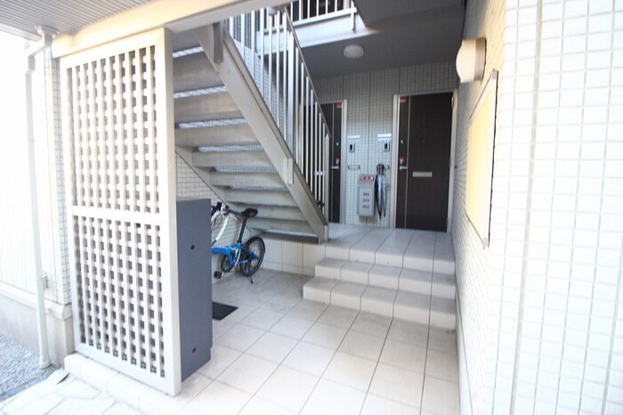 物件外観写真2　(エントランス部分)