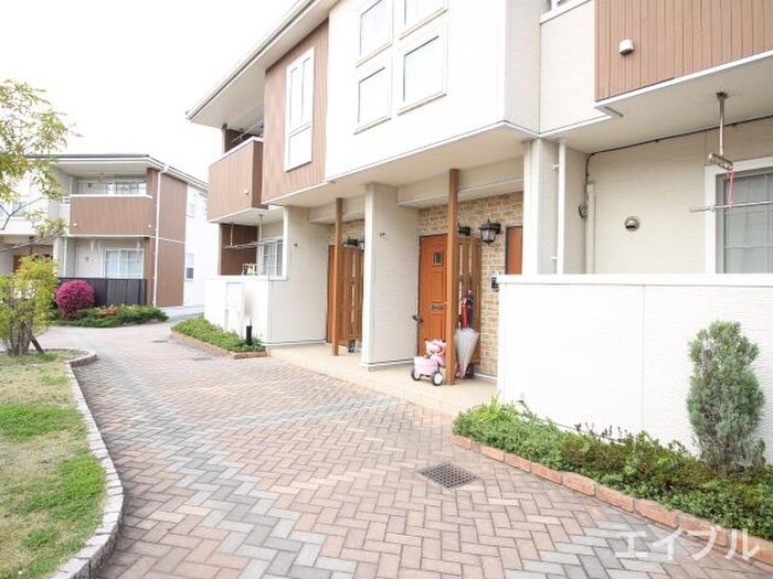 物件外観写真6　(エントランス部分)