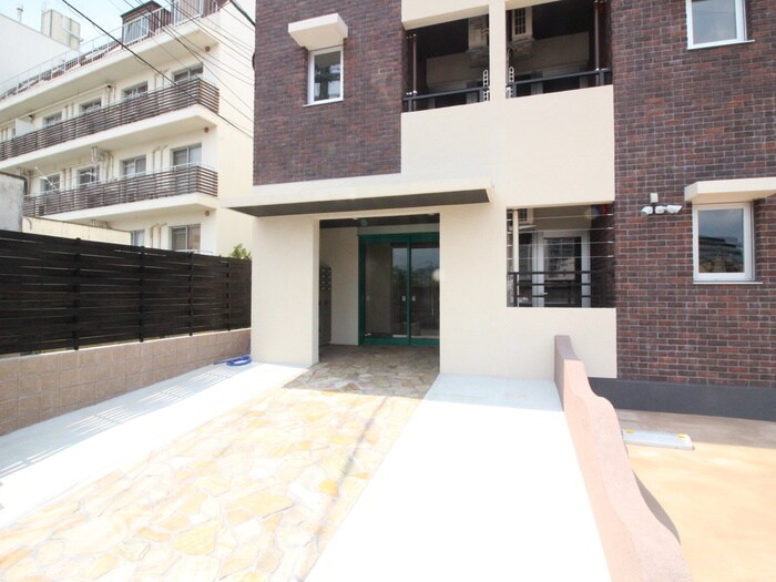 物件外観写真3　(エントランス部分)