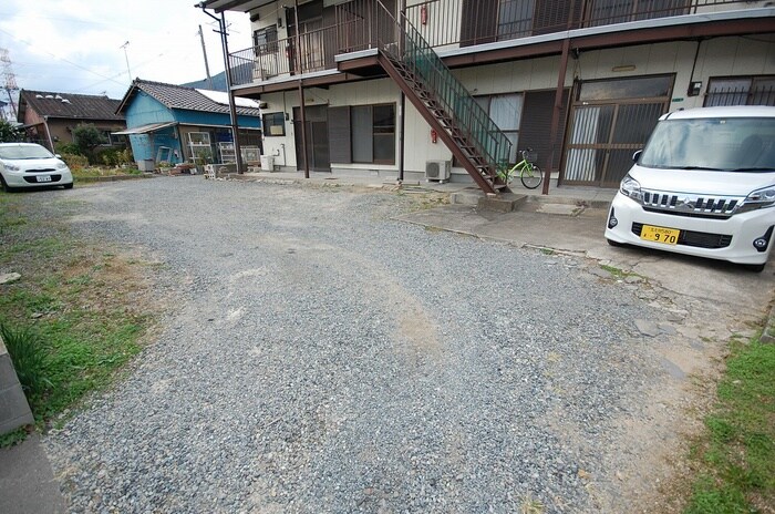 物件外観写真2　(駐車場)