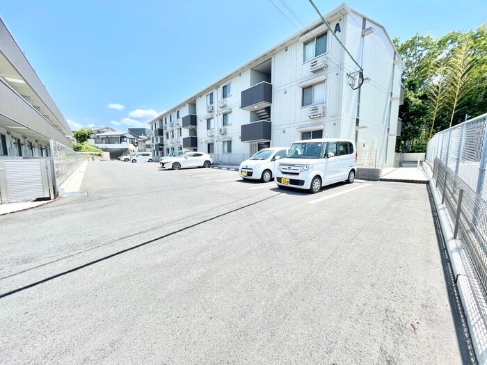 物件外観写真2　(駐車場)