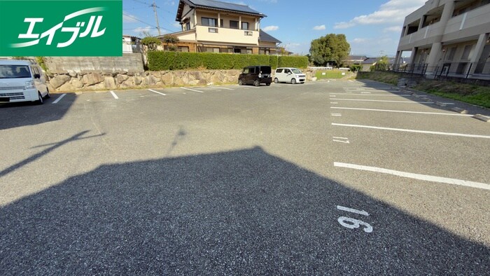 物件外観写真2　(駐車場)