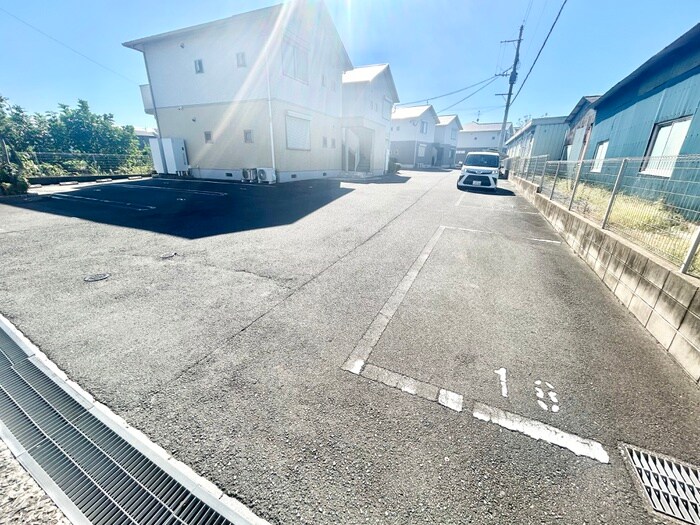 物件外観写真2　(駐車場)