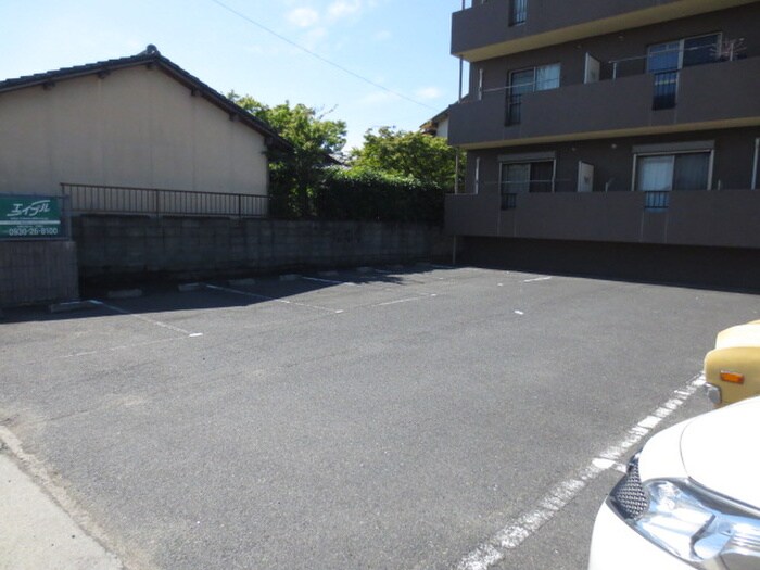 物件外観写真3　(駐車場)
