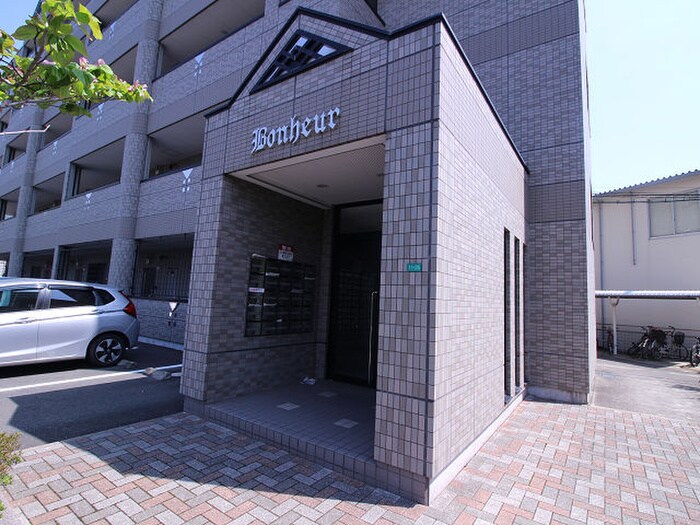 物件外観写真2　(エントランス部分)