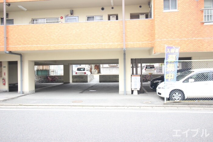 物件外観写真4　(駐車場)