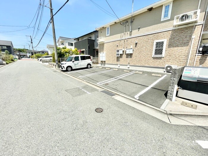 物件外観写真2　(駐車場)