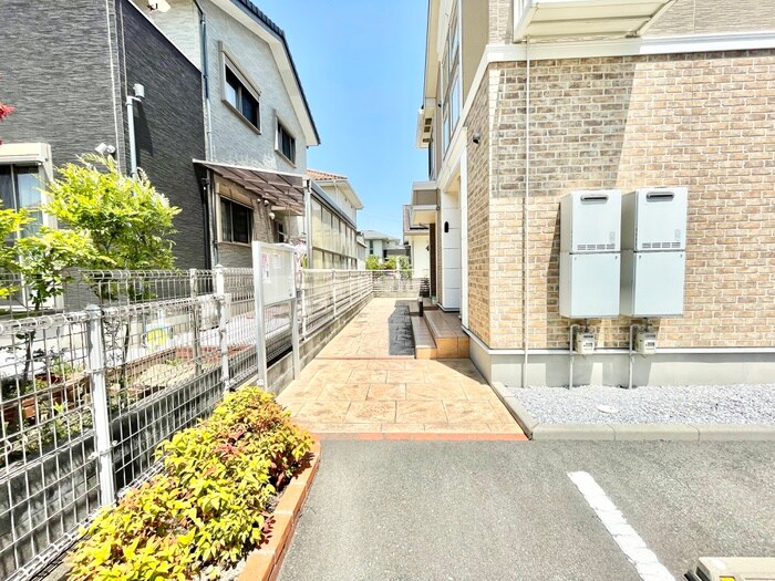 物件外観写真3　(エントランス部分)