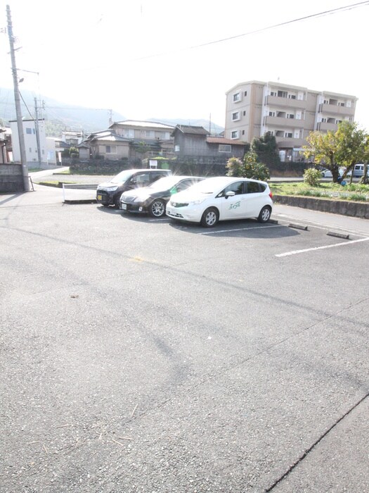 物件外観写真2　(駐車場)