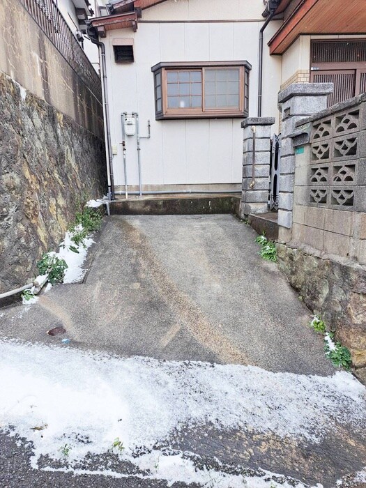 物件外観写真2　(駐車場)