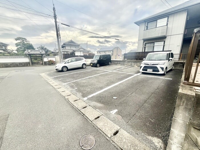 物件外観写真2　(駐車場)