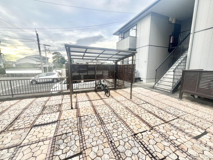 物件外観写真3　(駐輪場)