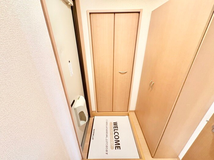 物件内観写真13　(玄関)