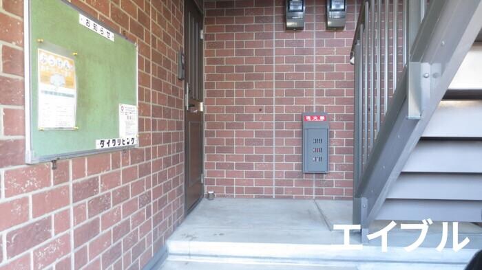 物件外観写真2　(エントランス部分)