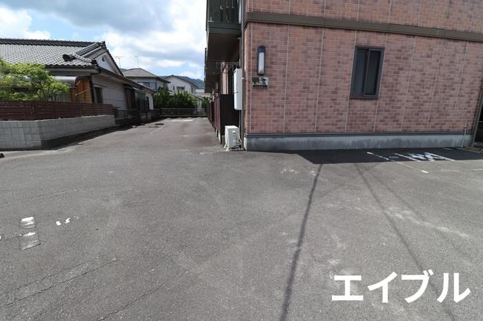 物件外観写真3　(駐車場)