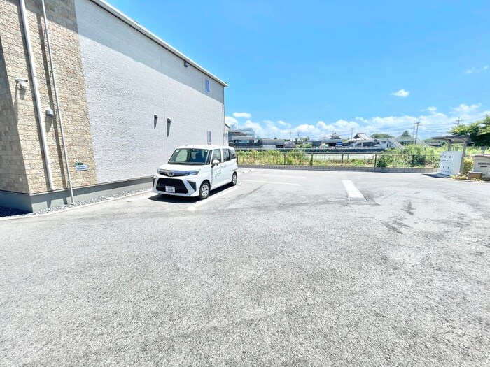 物件外観写真2　(駐車場)
