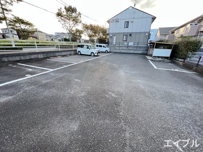 物件外観写真6　(駐車場)
