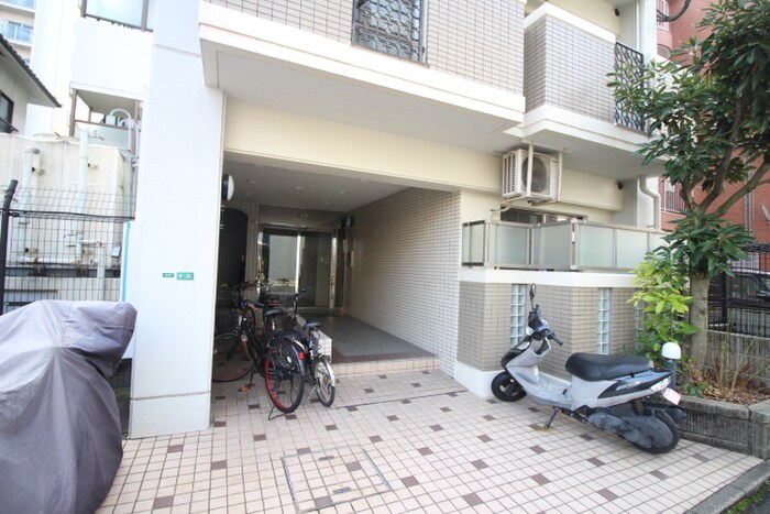 物件外観写真3　(エントランス部分)