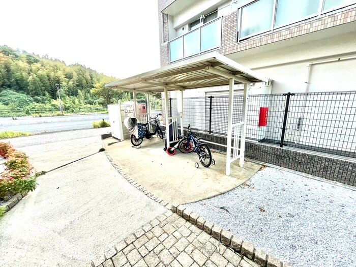 物件外観写真3　(駐輪場)