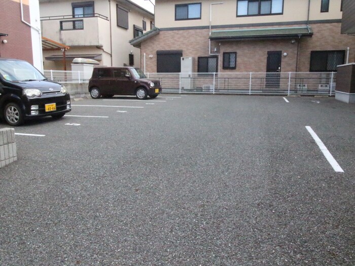 物件外観写真4　(駐車場)