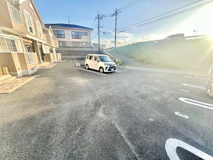 物件外観写真2　(駐車場)