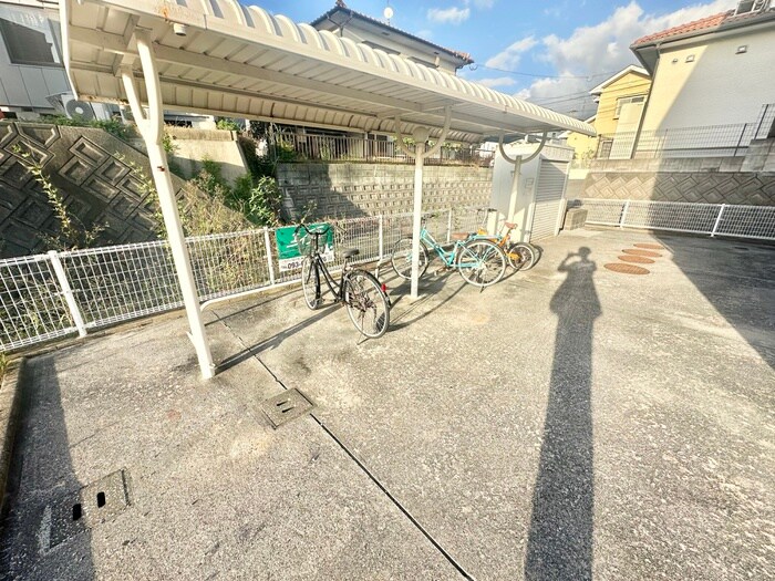 物件外観写真3　(駐輪場)
