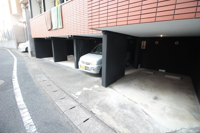 物件外観写真4　(駐車場)