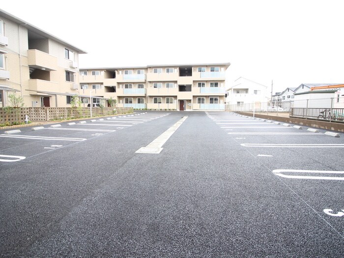 物件外観写真3　(駐車場)