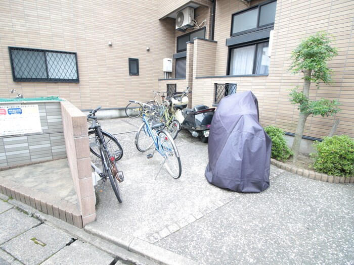 物件外観写真3　(駐輪場)