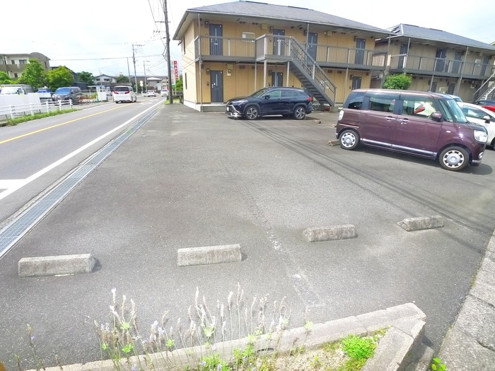 物件外観写真3　(駐車場)