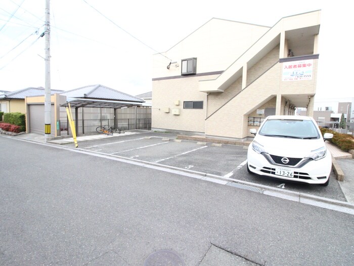 物件外観写真2　(駐車場)