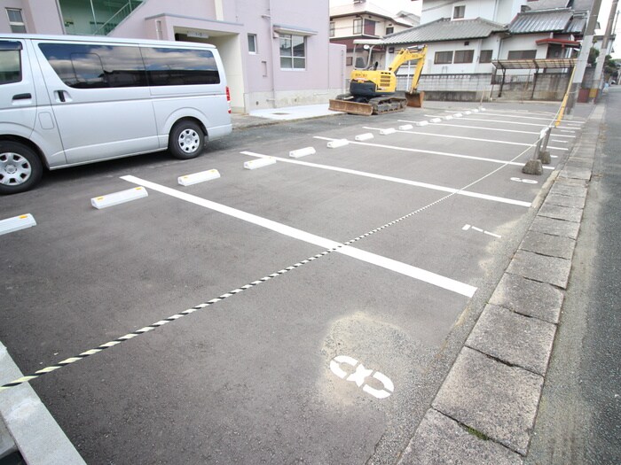 物件外観写真2　(駐車場)