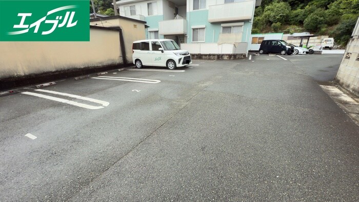 物件外観写真2　(駐車場)