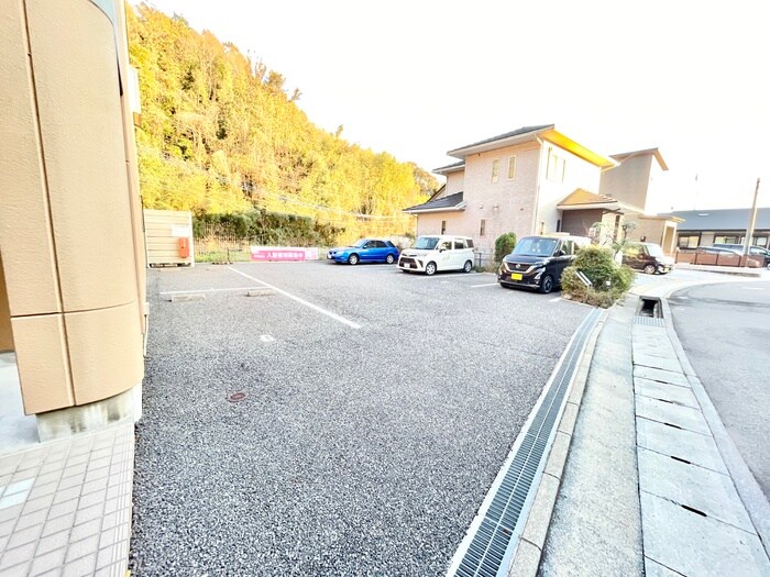物件外観写真2　(駐車場)