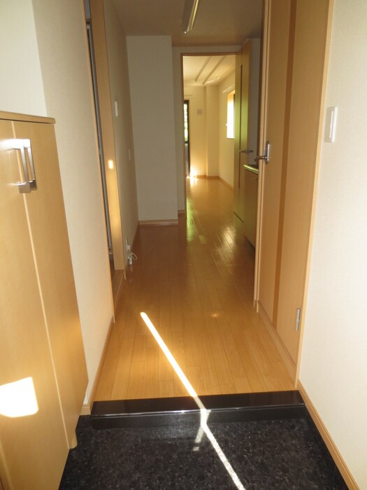 物件内観写真5　(玄関)