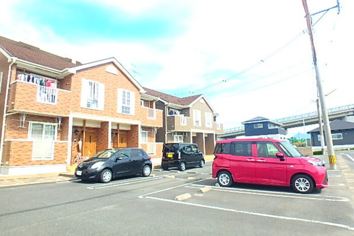 物件外観写真4　(駐車場)