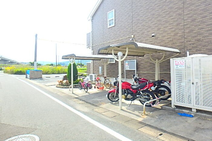 物件外観写真5　(バイク置き場)