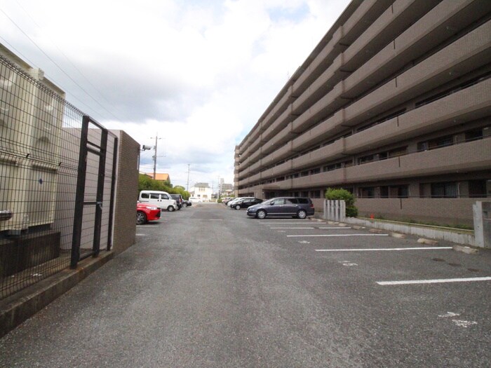 物件外観写真4　(駐車場)