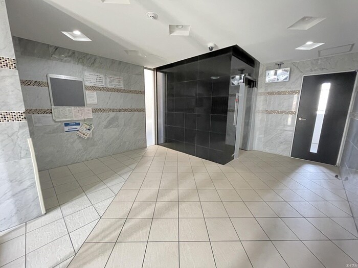 物件外観写真4　(エントランス部分)