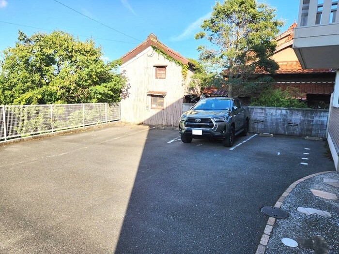 物件外観写真3　(駐車場)