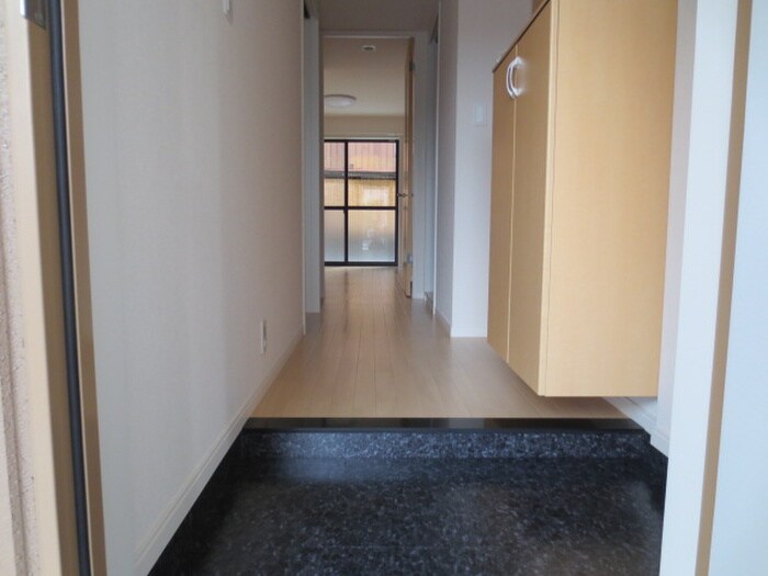 物件内観写真4　(玄関)