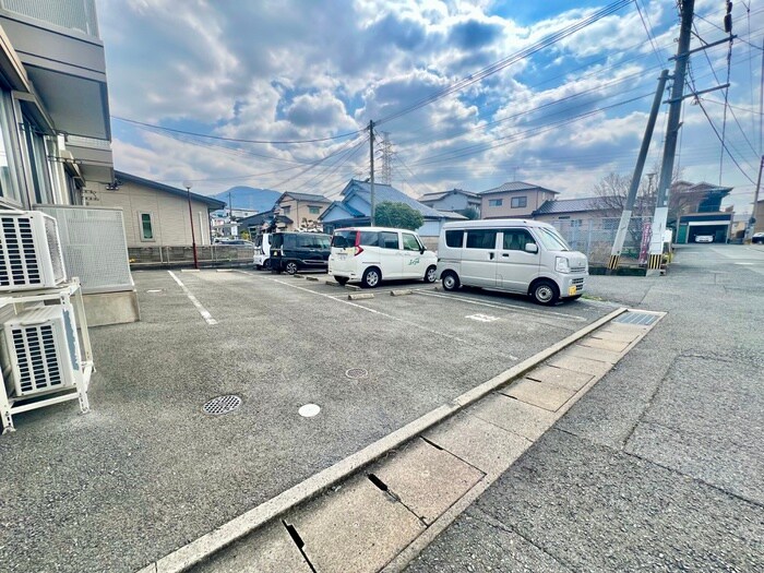 物件外観写真3　(駐車場)