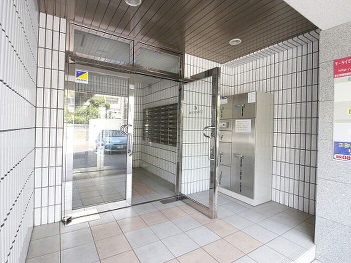 物件外観写真2　(エントランス部分)