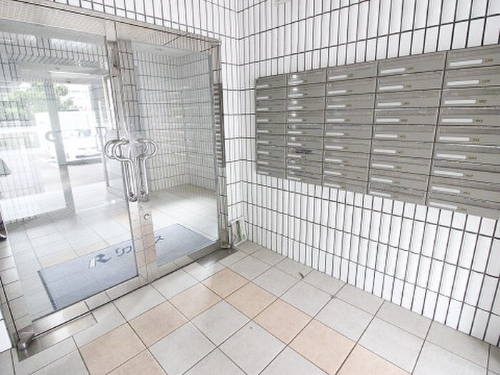 物件外観写真4　(エントランス部分)