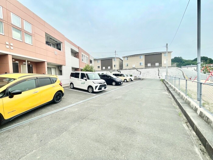 物件外観写真2　(駐車場)