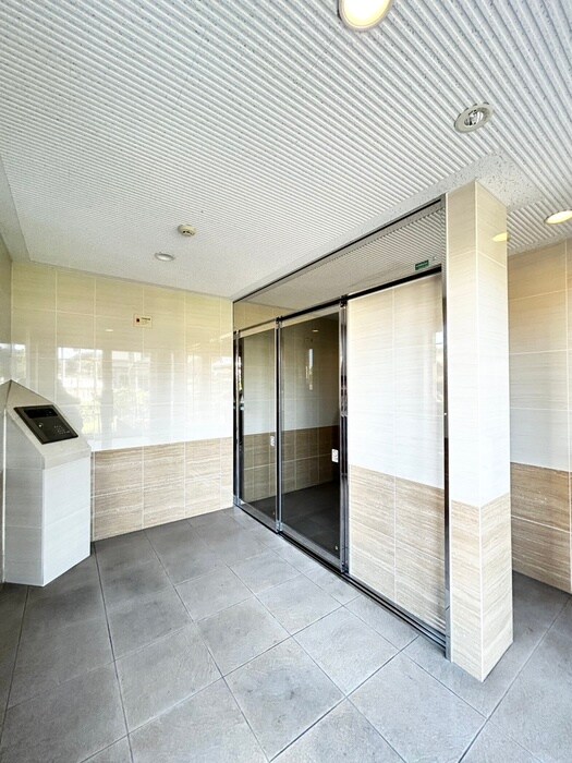 物件外観写真4　(エントランス部分)