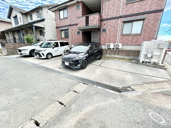 物件外観写真2　(駐車場)