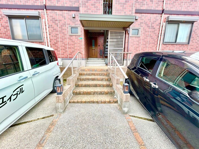 物件外観写真3　(エントランス部分)