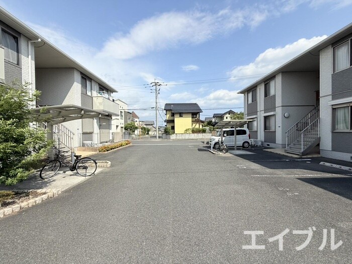 物件外観写真2　(駐車場)